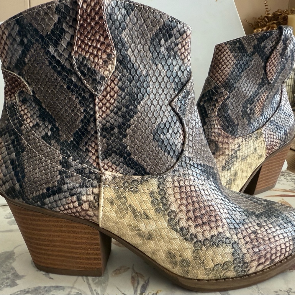 FAUX SNAKE SKIN ANKLE BOOTIE WITH ZIPPER INSIDE